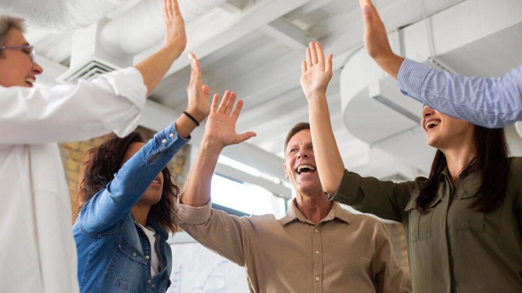 Empleados felices en oficina moderna como parte del salario emocional bajo la NOM-035, promoviendo bienestar laboral en México – Kilpatrick