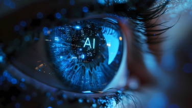 Primer plano de un ojo humano con reflejos digitales y el texto "AI" en el iris, representando la inteligencia artificial y su impacto en la tecnología y el trabajo.
